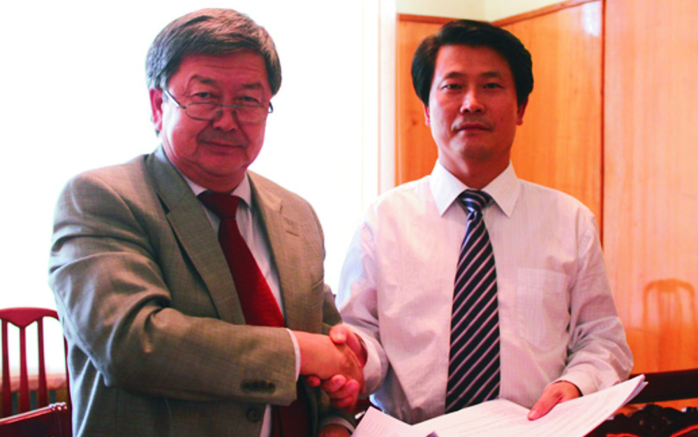 刘雁飞董事长与时任吉尔吉斯斯坦总理的久勒多舍维奇签署相助协议