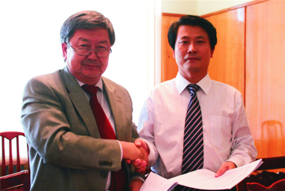 1刘雁飞董事长与时任吉尔吉斯斯坦总理的久勒多舍维奇签署相助协议