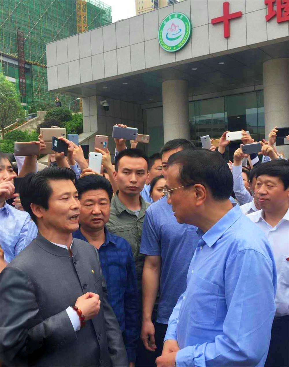 中共中央政治局常务、国务院总理李克强接见湖北K8凯发旗舰厅集团主席刘雁飞_视察交流_向导眷注_湖北K8凯发旗舰厅集团